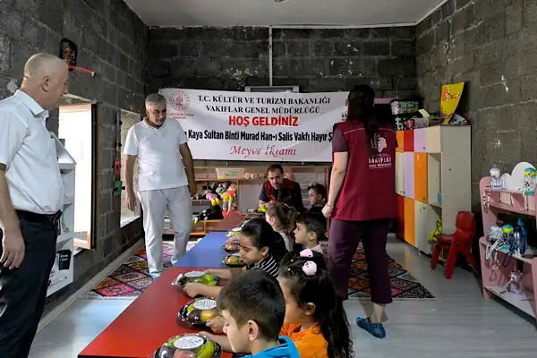  Tarihi vakfın hayır şartı Diyarbakır’da çocuklarla buluştu