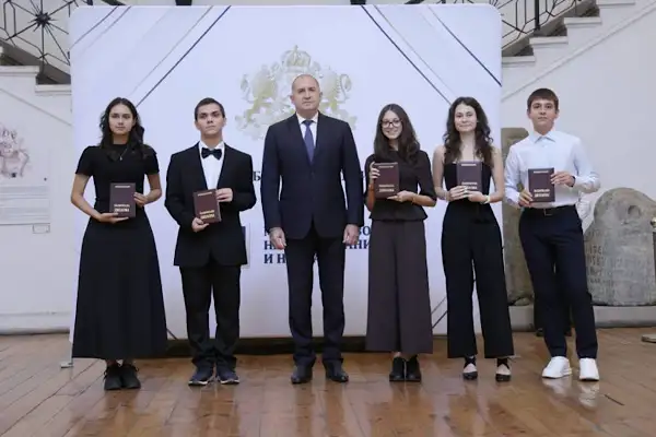 Radev, dereceyle mezun olan öğrencilere Ulusal Diploma verdi