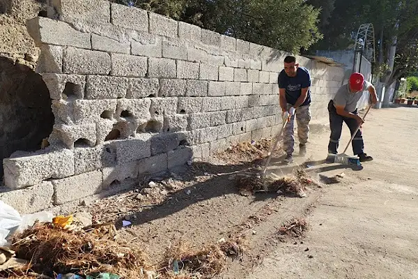 Menderes'te Gümüldür sahil bölgesinde temizlik çalışması yapıldı