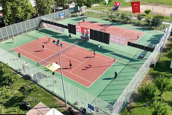 Antalya’da ücretsiz tenis kursları düzenleniyor