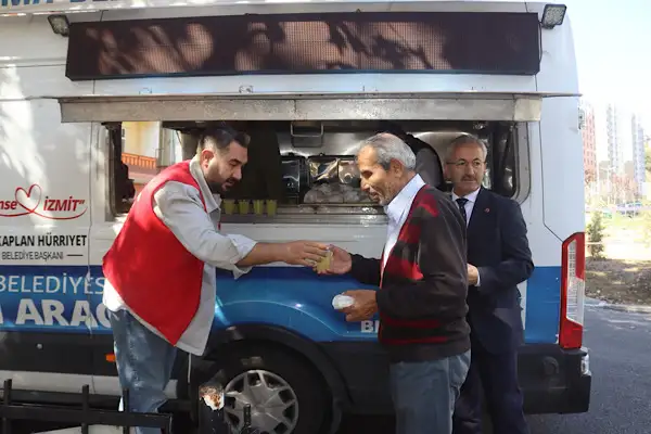 İzmit’te Cuma namazı çıkışında cemaate kek ve limonata ikram edildi