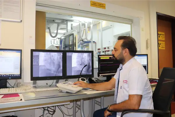 Doç. Dr. Halil Fedai, ani başlayan göğüs ağrılarına karşı uyardı