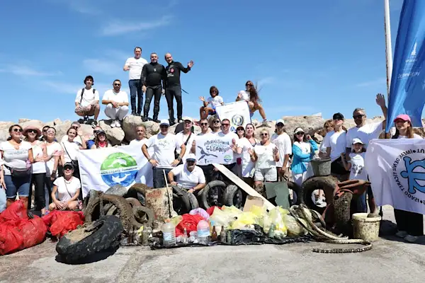 Çeşme kıyılarında yaklaşık 1,5 ton atık toplandı