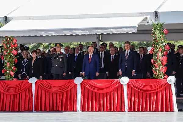 İzmir'in kurtuluşunun 104. yıl dönümü Cumhuriyet Meydanı'nda kutlandı