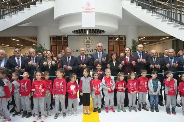 Bakan Ersoy, Edirne’de 160 bin kitap kapasiteli İl Halk Kütüphanesi’ni açtı