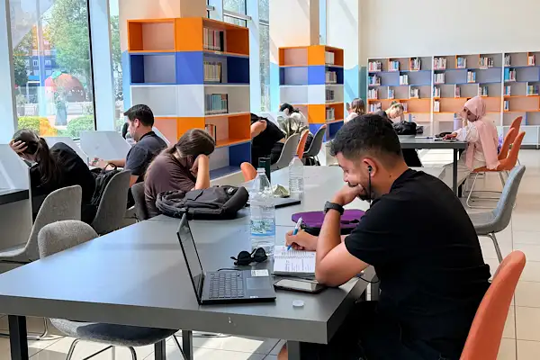 Kepez’deki Varsak Kütüphanesi 7 binin üzerinde kitapla hizmet veriyor