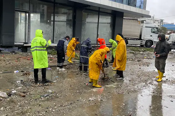 Esenyurt’ta sağanak yağışın neden olduğu su baskınlarına müdahale edildi