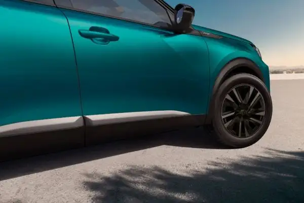 PEUGEOT 2008 yeni İyonya Mavi gövde rengi ile karakterini güçlendiriyor