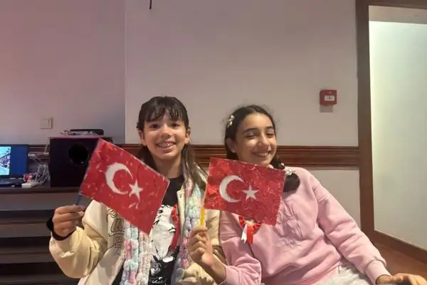 İzmit’te çocuklar Cumhuriyet coşkusunu bayrak kolajlarıyla yaşadı