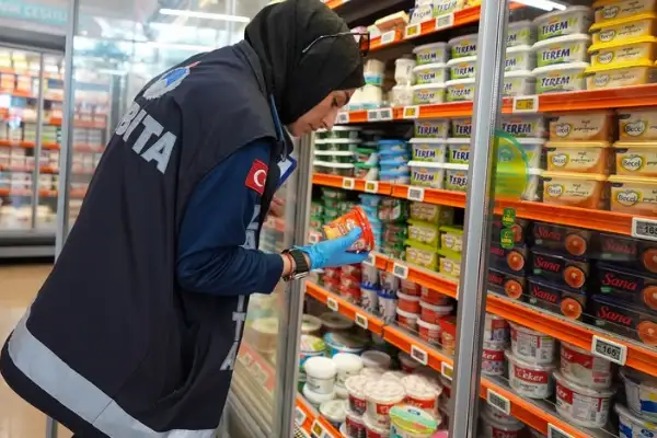 Maltepe Belediyesi Cevizli'de marketleri denetledi