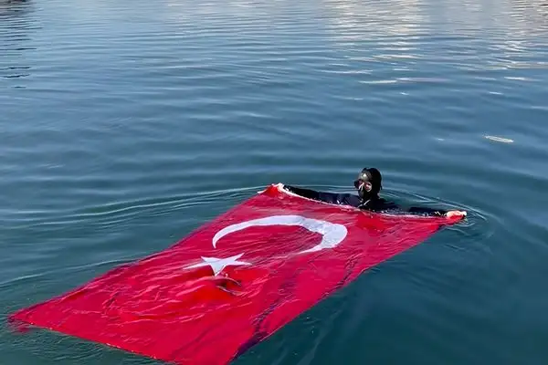 Tunceli’de Keban Barajı’nın 29 metre derinliğinde Türk bayrağı açıldı