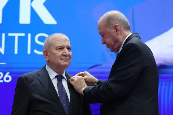 Cumhurbaşkanı Erdoğan, AK Parti’ye katılan Bursa Milletvekili Torun’a rozetini taktı
