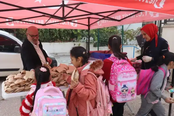  İzmit Belediyesinin öğrencilere beslenme desteği sürüyor