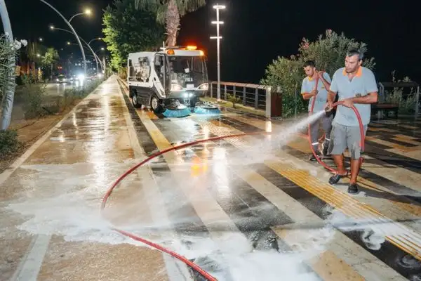 Alanya’da yol yıkama çalışmaları sürüyor