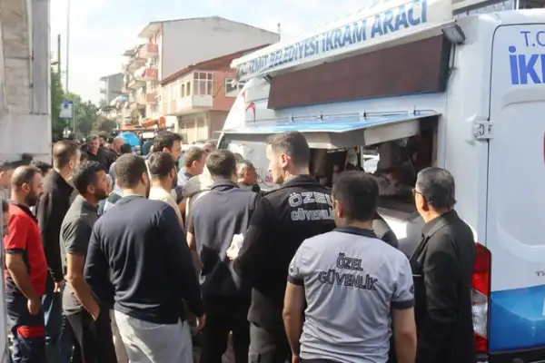 İzmit Belediyesinden cuma namazı çıkışı ikram