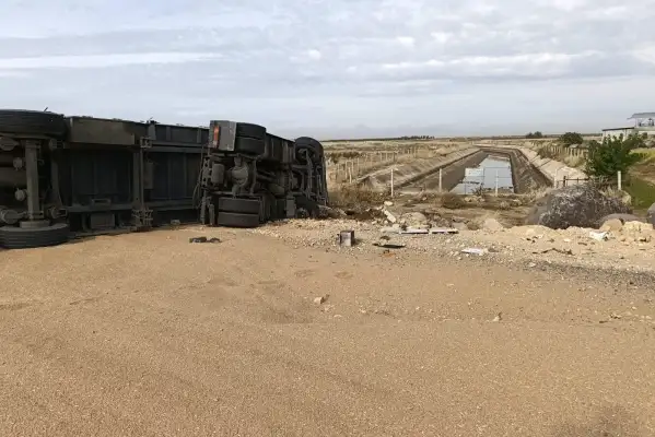 Şanlıurfa'da buğday yüklü tır devrildi: 1 yaralı