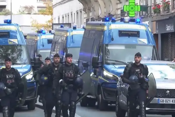  Fransa'daki protestolarda bin kişi gözaltına alındı
