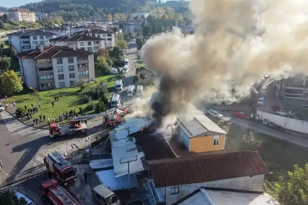 Düzce’de kıraathanenin çatısında çıkan yangın söndürüldü