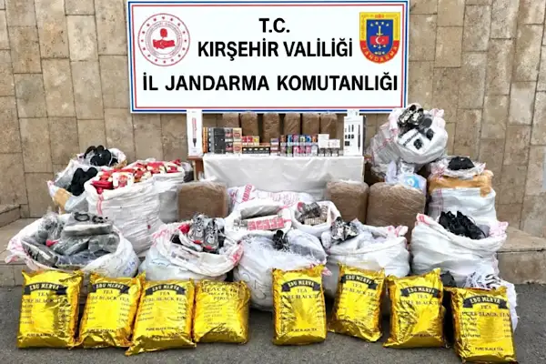 Kırşehir'de bir araçta 2,8 milyon liralık kaçak eşya ele geçirildi
