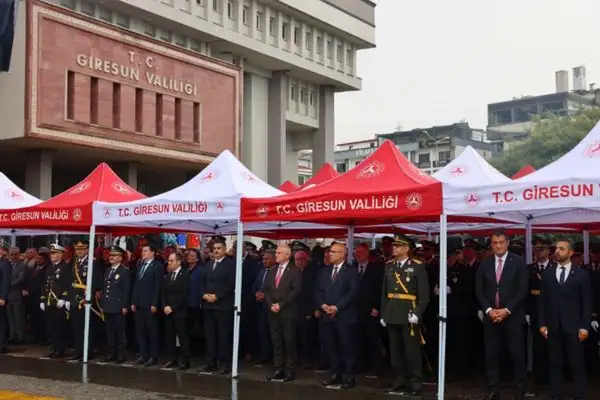 Giresun’da 29 Ekim Cumhuriyet Bayramı kutlamaları çelenk töreniyle başladı