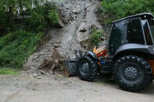 Osmangazi’de toprak kayması sonrası yol yeniden güvenli hale getirildi
