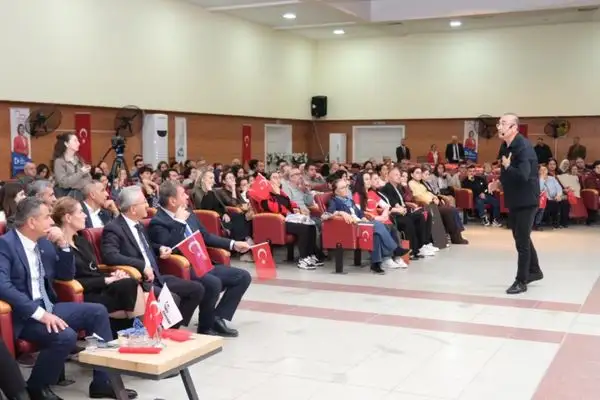 Sunay Akın, “Cumhuriyete Giden Yol” Gösterisiyle İzmitlilerle buluştu