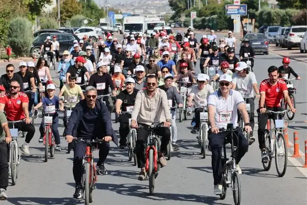 Kayseri’de doktorlar sağlıklı yaşam için pedal çevirdi