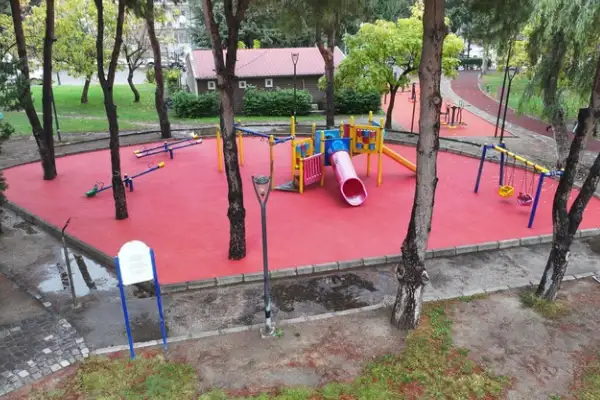 Manisa’da 44 çocuk oyun alanı ve 24 spor alanının zemini yenilendi