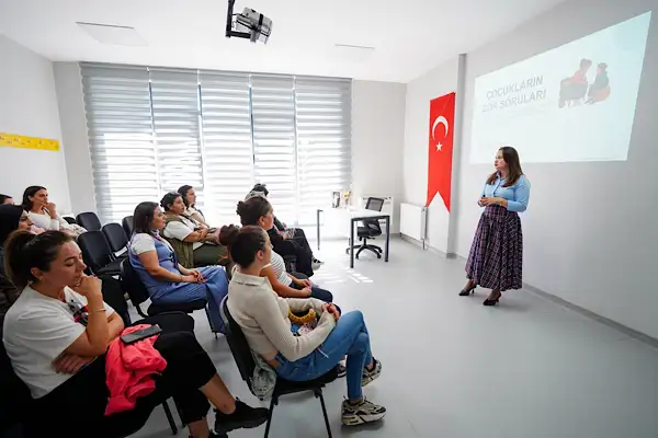 Beylikdüzü’nde ebeveynlere çocuklarla iletişim semineri düzenlendi