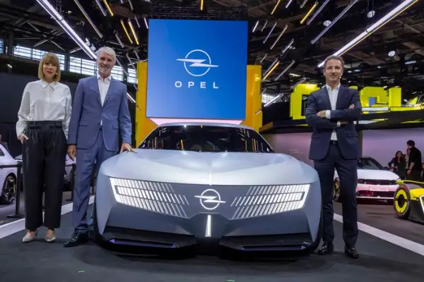 Opel’den Paris Otomobil Fuarı’nda çifte dünya prömiyeri
