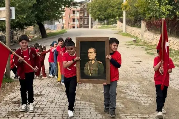 Siirt’te 450 öğrenci jandarmayla Cumhuriyet Bayramı’nı kutladı