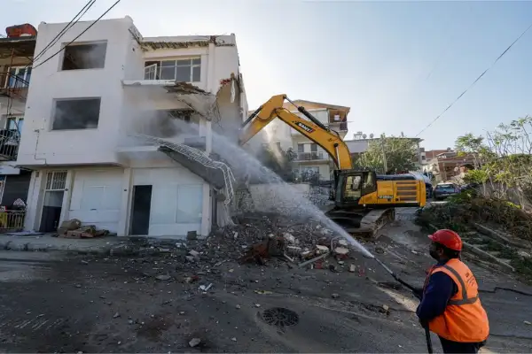 Buca Onat Tüneli Projesi kapsamındaki riskli yapılarda yıkım çalışmaları başladı