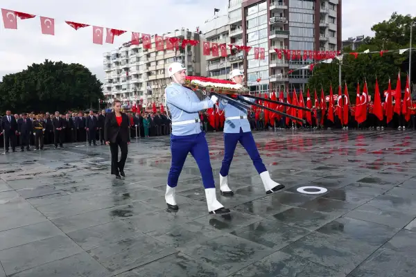 Antalya’da 29 Ekim kutlamaları Cumhuriyet Meydanı’nda başladı