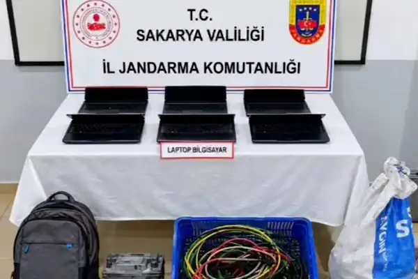 Sakarya’da iş yerlerinden hırsızlık yapan 2 şüpheli tutuklandı