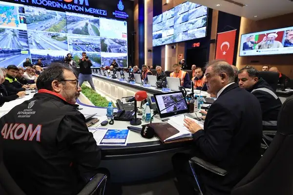 İBB Başkanvekili Aslan, selden etkilenen Ayazağa’da incelemelerde bulundu