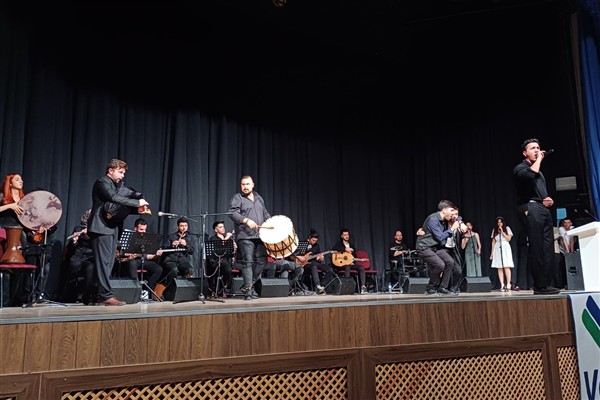 Fırat Üniversitesi’nde VETAKORT Müzik ve Halk Oyunları gösterisi sahnelendi