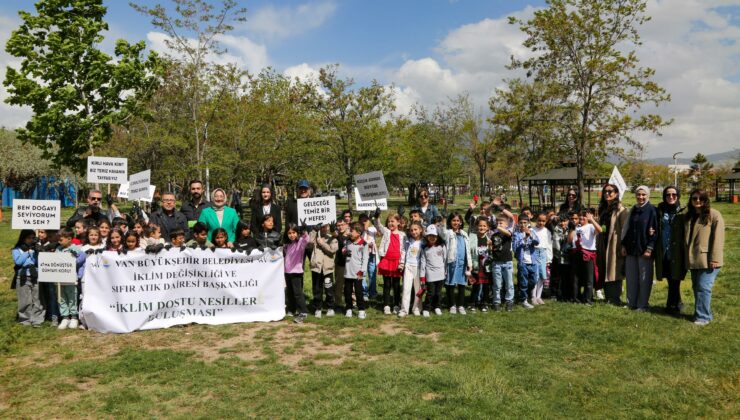 İlkokul öğrencileri, iklim değişikliğine dikkat çekmek için fidan dikti