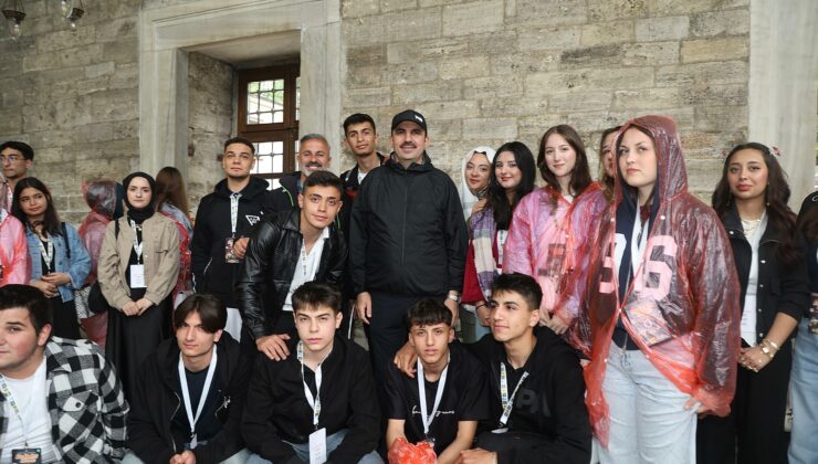 Başkan Altay, İstanbul gezisine katılan öğrencilere eşlik etti