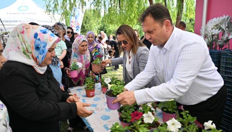 Manisa’da Anneler Günü dolayısıyla çiçek dağıtıldı