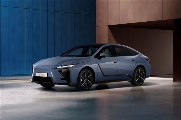 Lexus, yeni ES Sedan modelinin Avrupa prömiyerini gerçekleştirdi