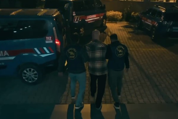 Kırmızı ve Yeşil bültenle aranan 2 şahıs yakalandı