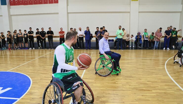 Başkan Altay, engelli sporcularla basketbol maçı yaptı