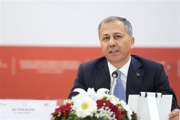 Bakan Yerlikaya’dan Haydar Aliyev’in kabrine ziyaret