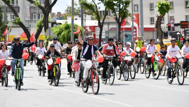 Başkan Şahin, gençlerle pedal çevirdi