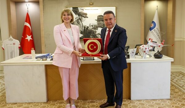 Birleşik Krallık heyetinden Başkan Böcek’e ziyaret