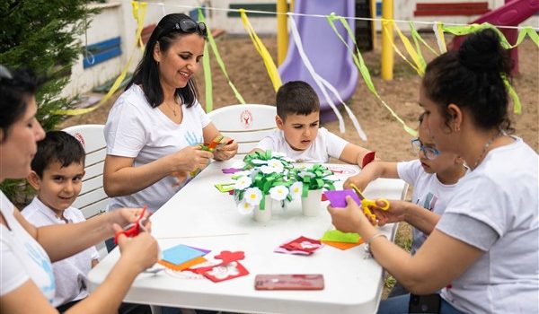 Bornovalı çocuklardan annelere sürpriz