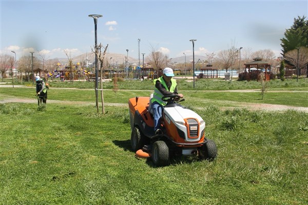 Büyükşehir parklarda çalışma başalttı