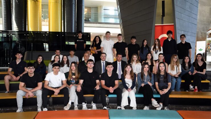 Üsküdar Amerikan Lisesi öğrencileri Harmancık Ortaokulu’na robotik laboratuvar kurdu