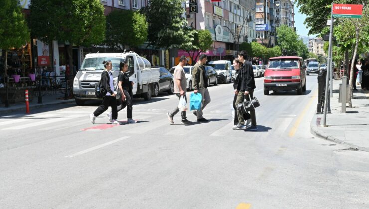 Mimar Sinan Caddesi’nde yaya geçitlerine ışıklı geçiş yapılıyor