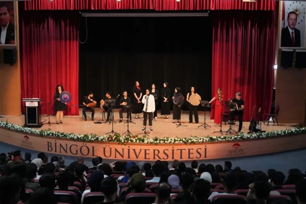 Bingöl Üniversitesi’nde mezuniyet coşkusu konserle taçlandı